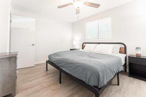 Ένα ή περισσότερα κρεβάτια σε δωμάτιο στο Central Casa Grande 2 BR Apt with Private Backyard