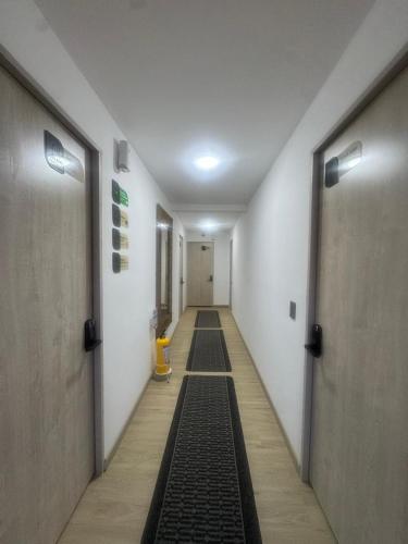 a long hallway with a hallwayngthngthngthngthngthngthngthngthngthngth at Casa Turística Don Juan in Ibagué