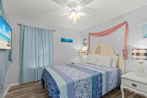 En eller flere senge i et værelse på High Tide Haven By StayLage