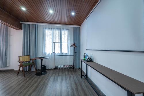 a lecture room with a projector screen and a table at The Lu Village Retreat in Guilin