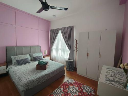 Ένα ή περισσότερα κρεβάτια σε δωμάτιο στο ZnZ Homestay Ostia Bangi Netflix