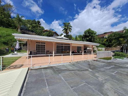 a house with a large parking lot at Taapuna Guesthouse family in Punaauia