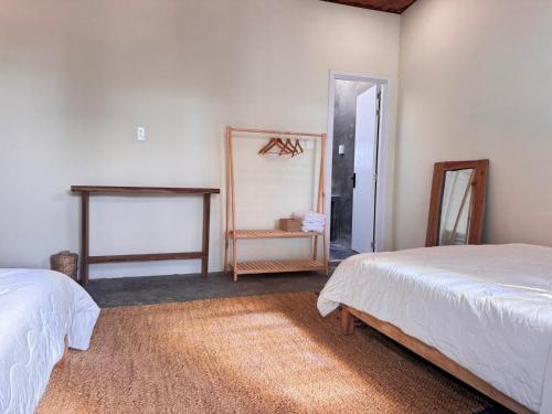 une chambre avec deux lits et un miroir dans l'établissement MIA Villa, à Tiến Thành