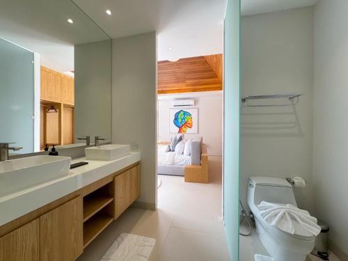 Ένα μπάνιο στο Sumptuous Duplex Pool Villa 3BR in Newly Built LuxPride 4 L12 Residence