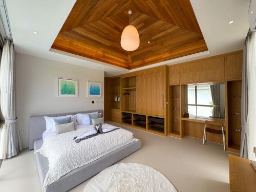 Ένα ή περισσότερα κρεβάτια σε δωμάτιο στο Sumptuous Duplex Pool Villa 3BR in Newly Built LuxPride 4 L12 Residence