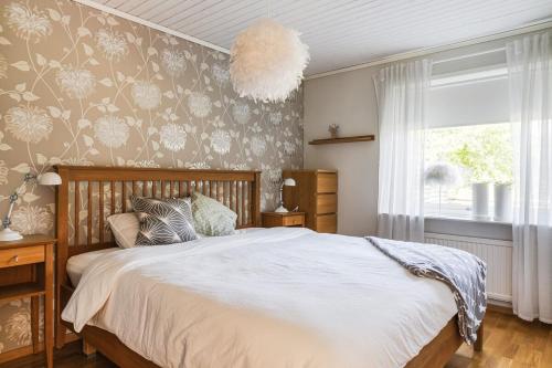 Postel nebo postele na pokoji v ubytování Stylish Family Retreat with Jacuzzi and Cinema