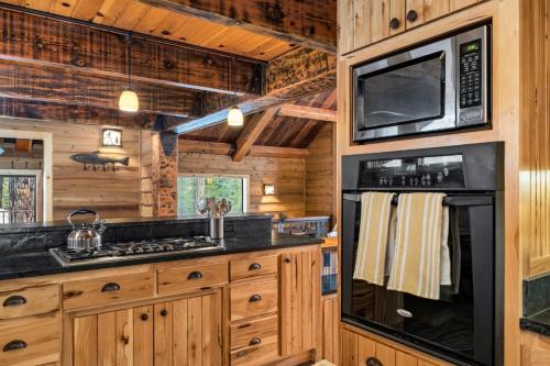 Kuchyň nebo kuchyňský kout v ubytování Evergreen Escape Lodge