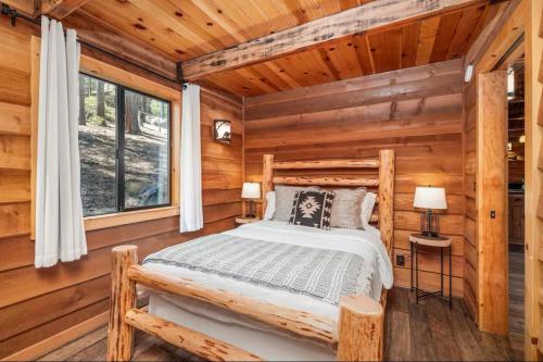 Postel nebo postele na pokoji v ubytování Evergreen Escape Lodge
