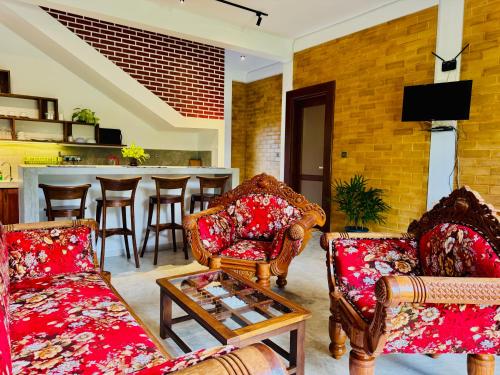 アハンガマにあるWalawwa Villa Kathaluwaのソファ2つとテーブルのあるリビングルーム