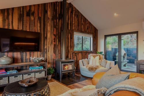 Posezení v ubytování Alpine Retreat - Panoramic Views & Hot Tub