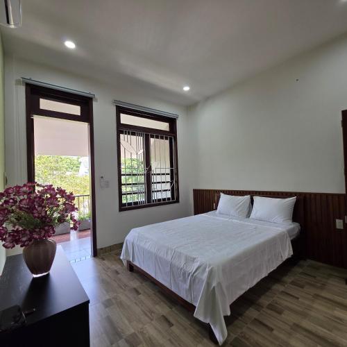 Ένα ή περισσότερα κρεβάτια σε δωμάτιο στο Hưng Home