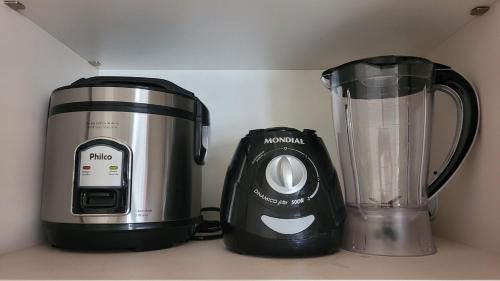 a blender and a juicer sitting on a counter at Apartamento 5 estrelas próximo ao Shopping e USP in Bauru
