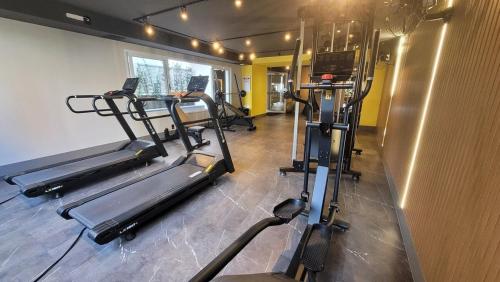 a gym with several tread machines in a room at Apartamento 5 estrelas próximo ao Shopping e USP in Bauru