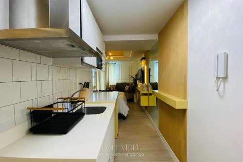 Dapur atau dapur kecil di Studio for Couples with Soft Bed and Beach View