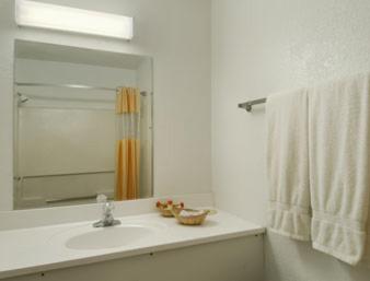 Et badeværelse på Days Inn by Wyndham Gallup