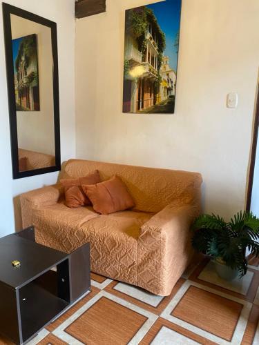a living room with a couch and a tv at Aparta estudio súper cómodo cerca ala Basilia in Buga