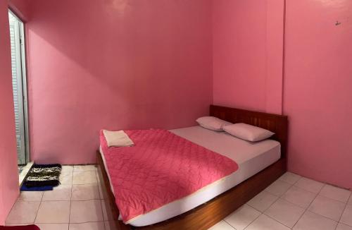 Ένα ή περισσότερα κρεβάτια σε δωμάτιο στο Hotel Carollina Syariah
