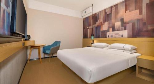 a bedroom with a large white bed and a desk at City Comfort Inn Liuzhou Wuling Liutai Road in Liuzhou