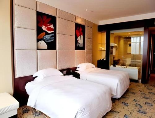 een hotelkamer met twee bedden en een badkamer bij Ramada Plaza by Wyndham Shaowu in Liaojiapai