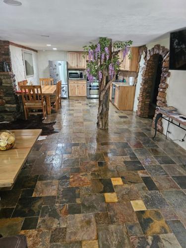 un soggiorno con pavimento in pietra e una cucina di Your comfy home in Colorado Springs a Colorado Springs