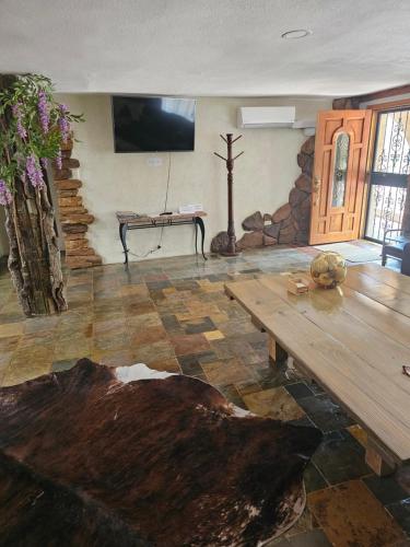 un soggiorno con tavolo in legno e TV di Your comfy home in Colorado Springs a Colorado Springs
