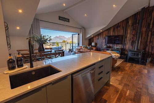 Kuchyň nebo kuchyňský kout v ubytování Alpine Retreat - Panoramic Views & Hot Tub