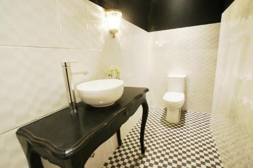 A bathroom at Quiral Hotel Boutique