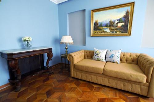 Ruang duduk di Quiral Hotel Boutique