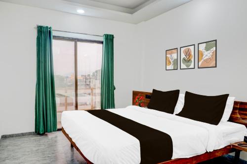 Postel nebo postele na pokoji v ubytování Townhouse Lonavala Formerly Mountain Meadows Resort