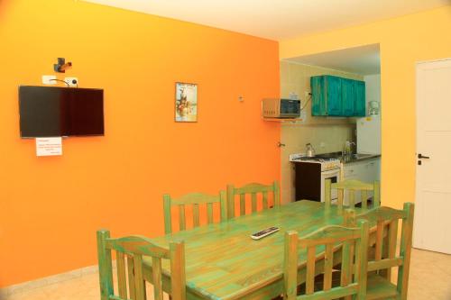 a dining room with a table and a kitchen at El Sueño de Pedro - Pileta Climatizada in Colón