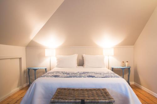 Rúm í herbergi á Auberge La Seigneurie