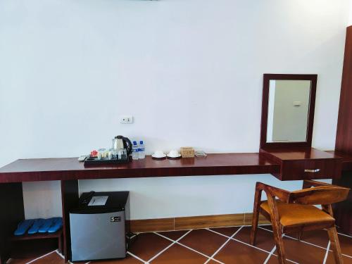 a wooden desk with a mirror and a chair at SoonNoeng Resort in Koh Rong Sanloem