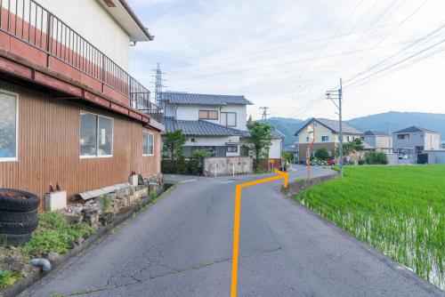 an empty street next to a house at 長野県上田市 最大15名 1棟貸し切り in Ueda
