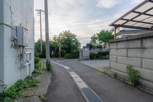 an empty street next to a building at 長野県上田市 最大15名 1棟貸し切り in Ueda