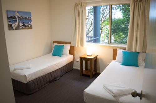Katil atau katil-katil dalam bilik di Beachside Holiday Apartments