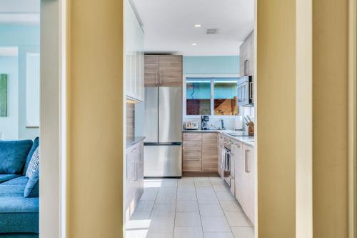 Η κουζίνα ή μικρή κουζίνα στο Modern Pool house with hot tub and relaxing backyard