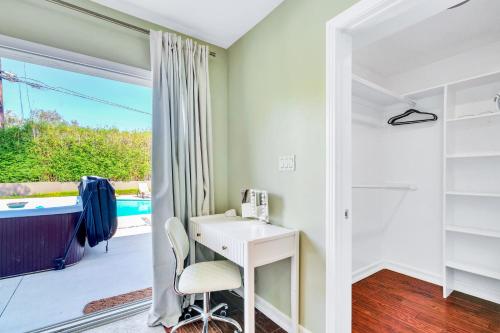 Φωτογραφία από το άλμπουμ του Modern Pool house with hot tub and relaxing backyard σε Λονγκ Μπιτς