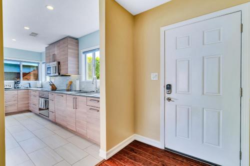 Η κουζίνα ή μικρή κουζίνα στο Modern Pool house with hot tub and relaxing backyard