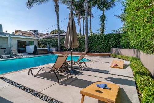 Πισίνα στο ή κοντά στο Modern Pool house with hot tub and relaxing backyard