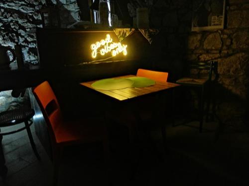 a dining table in a dark room with a light at #3MTSOPRAILCIELO '' SCuLPTuRe '' in Felitto