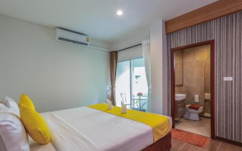 Postel nebo postele na pokoji v ubytování Tee Pak Dee Resident Phuket