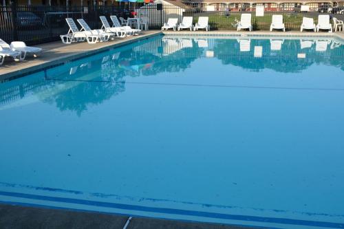 Bazén v ubytování Atlantic Inn and Suites - Wall Township nebo v jeho okolí