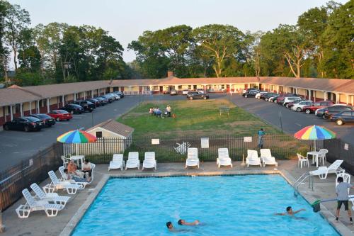 Bazén v ubytování Atlantic Inn and Suites - Wall Township nebo v jeho okolí