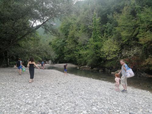 a group of people walking on the rocks near a river at #3MTSOPRAILCIELO '' SCuLPTuRe '' in Felitto