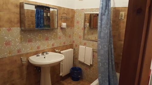 bagno con lavandino e specchio di Agriturismo Pomonte a Orvieto