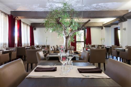Un restaurant sau alt loc unde se poate mânca la LOGIS HOTEL & RESTAURANT L'ETAPE Bouc Bel Air - Gardanne