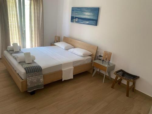 una camera da letto con un letto grande e un tavolo di Anesi Vista Apartment a Vassiliki