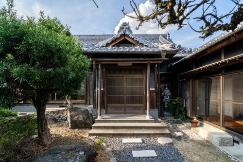 粉河にある里庵紀の風 Rian Kinokazeの木の扉と木の家