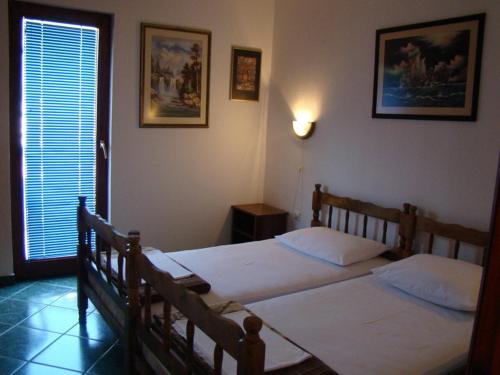 sypialnia z 2 łóżkami i oknem w obiekcie Apartments Svorcan w Budvie