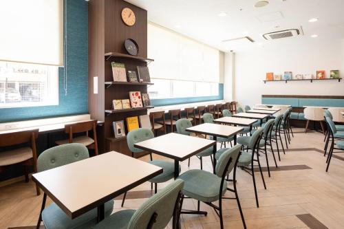 a classroom with tables and chairs in a classroom at Comfort Hotel Wakayama in Wakayama